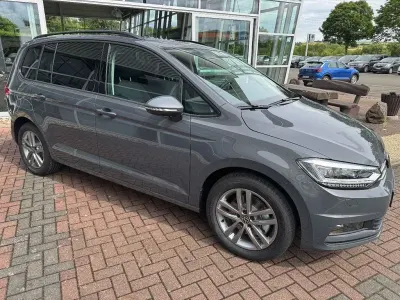 Neu VW Touran Comfortline 150 PS (110 kW) 2025 Grau Van / Kleinbus