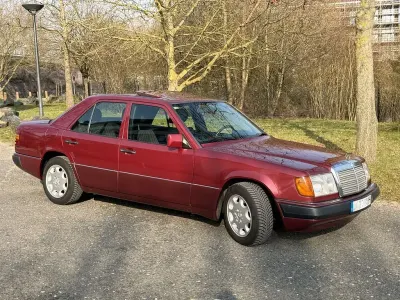 Używany Mercedes E230 132 KM (97 kW) 1992 Czerwony Sedan/Limuzyna