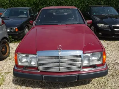 Gebraucht Mercedes E220 150 PS (110 kW) 1992 Rot Limousine