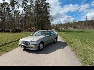 Second-hand Mercedes C240 170 CP (125 kW) 1998 Auriu Berlinǎ