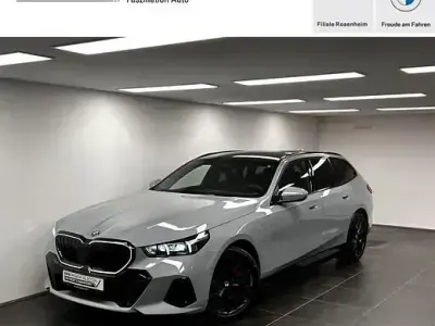 Gebraucht BMW 550e M Sport 489 PS (359 kW) 2025 M brooklyn grau Kombi