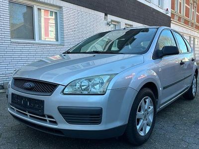 Gebraucht Ford Focus Ambiente 101 PS (74 kW) 2005 Silber Limousine