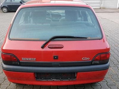 Second-hand Renault Clio LIMITED 75 CP (55 kW) 1997 Roșu Hatchback