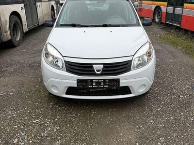 Weiß Gebraucht 2011 Dacia Sandero Limousine | 2.300 € (Etwas zu teuer)