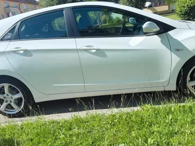 Gebraucht Hyundai i30 100 PS (73 kW) 2015 Weiß Limousine