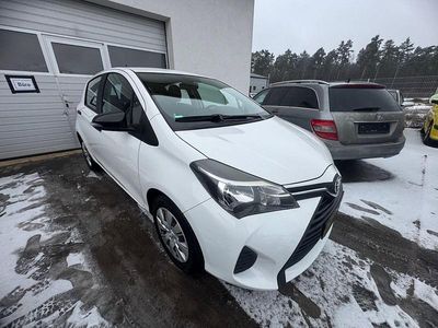 Gebraucht Toyota Yaris Basis 69 PS (50 kW) 2015 Weiß Kleinwagen