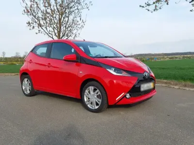 Używany Toyota Aygo 69 KM (50 kW) 2015 Czerwony Hatchback
