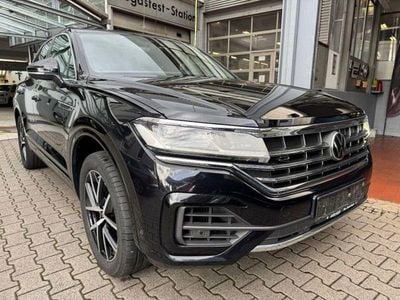 Deep black perleffekt (metallic) Gebraucht 2022 VW Touareg R-line SUV | 39.850 € (Fairer Preis)