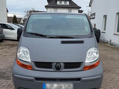 Grau Gebraucht 2001 Renault Trafic Van / Kleinbus | 4.000 €