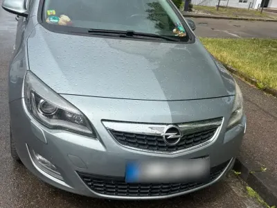 Gebraucht Opel Astra 140 PS (102 kW) 2011 Grau Limousine