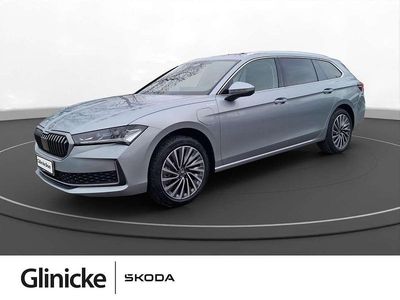 Neu Skoda Superb LAURIN & KLEMENT 204 PS (150 kW) 2026 Pebble silber metallic Kombi