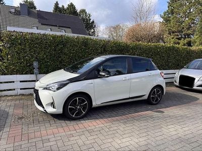 Gebraucht Toyota Yaris Hybrid Style 73 PS (53 kW) 2017 Weiß Limousine
