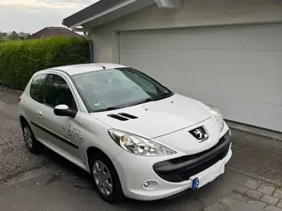Gebraucht Peugeot 206 60 PS (44 kW) 2011 Weiß Limousine