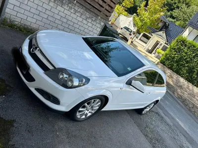 Usata Opel Astra GTC 90 CV (66 kW) 2008 Bianco Coupé