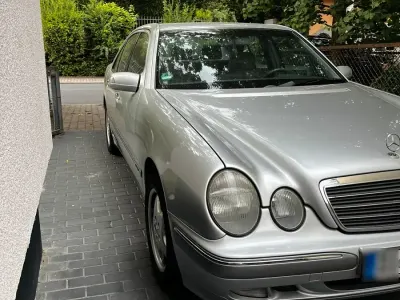 Gebraucht Mercedes E220 143 PS (105 kW) 2000 Silber Limousine