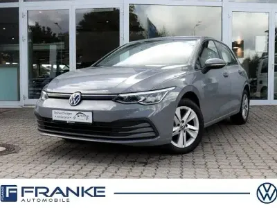 Gebraucht VW Golf VIII Life 116 PS (85 kW) 2022 Mondsteingrau Limousine
