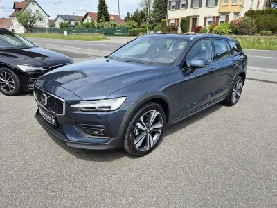 Gebraucht Volvo V60 CC Ultimate 197 PS (144 kW) 2023 Blau Kombi