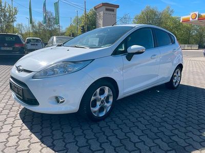 Używany Ford Fiesta Titanium 82 KM (60 kW) 2010 Biały Hatchback