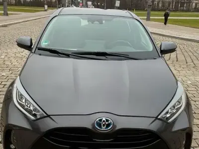 Begagnad Toyota Yaris Hybrid 110 HK (80 kW) 2021 Grå Halvkombi
