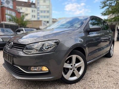 Usado VW Polo Comfortline 90 HP (66 kW) 2015 Cinzento Sedan