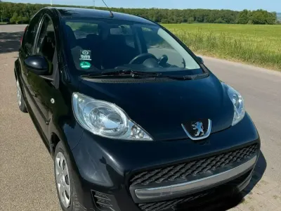 Gebraucht Peugeot 107 68 PS (50 kW) 2011 Schwarz Kleinwagen