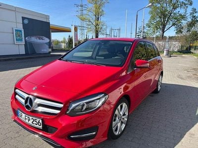 Second-hand Mercedes B200 Style 156 CP (114 kW) 2019 Roșu Monovolum