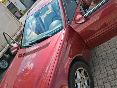 Gebraucht Mercedes C180 143 PS (105 kW) 2003 Rot Limousine