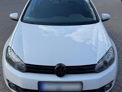 Gebraucht VW Golf VI 105 PS (77 kW) 2010 Weiß Kleinwagen