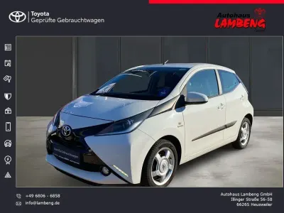 Gebraucht Toyota Aygo X-play 69 PS (50 kW) 2014 Pianosaweiß Kleinwagen