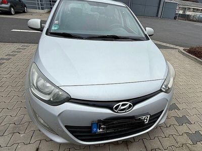 Gebraucht Hyundai i20 90 PS (66 kW) 2014 Grau Kleinwagen