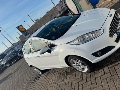 Weiß Gebraucht 2014 Ford Fiesta Limousine | 6.500 € (Teuer)