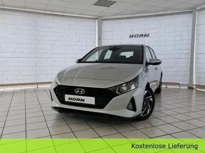 Gebraucht Hyundai i20 101 PS (74 kW) 2023 Sleek silver / met Kleinwagen