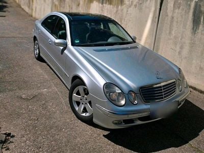 Usata Mercedes E220 150 CV (110 kW) 2002 Grigio Berlina