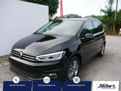 Neu VW Touran Comfortline 150 PS (110 kW) 2026 Schwarz (grenadilla schwarz metallic) Van / Kleinbus