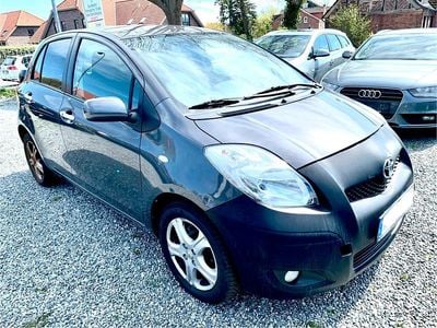 Usado Toyota Yaris 99 HP (72 kW) 2011 Cinzento Citadino