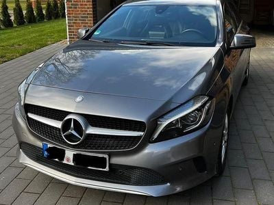 Gebraucht Mercedes A180 Style 122 PS (89 kW) 2016 Grau Limousine