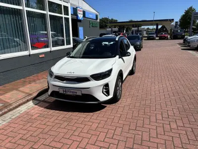 Gebraucht Kia Stonic Vision 101 PS (74 kW) 2023 (bud) schneeweiss/schwarz SUV