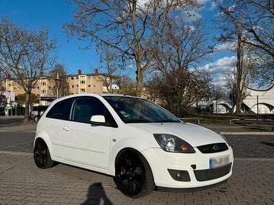 Używany Ford Fiesta 80 KM (58 kW) 2008 Biały Hatchback