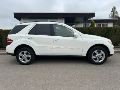 Używany Mercedes ML500 306 KM (225 kW) 2006 Biały SUV