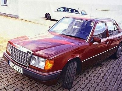 Schwarz Gebraucht 1990 Mercedes E230 Limousine | 7.900 €
