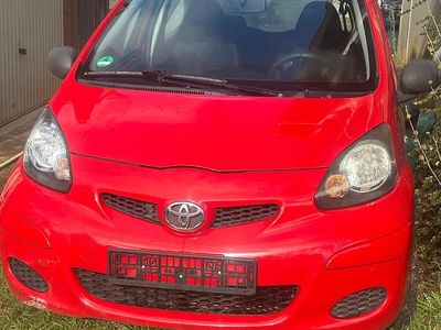 Gebraucht Toyota Aygo 50 PS (36 kW) 2012 Rot Kleinwagen