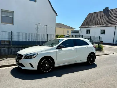 Używany Mercedes A180 Urban 122 KM (89 kW) 2016 Biały Sedan/Limuzyna