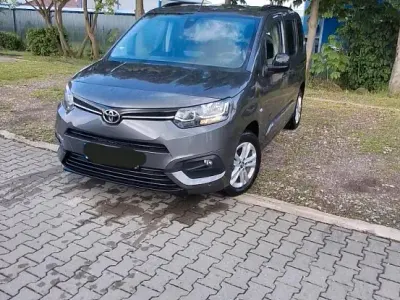Begagnad Toyota Proace City City 100 kW (136 HK) 2024 Grå Minibuss