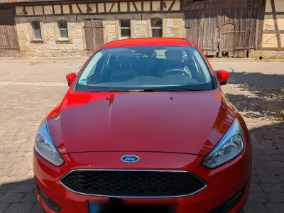Gebraucht Ford Focus 101 PS (74 kW) 2016 Rot Limousine
