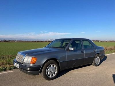 Grau Gebraucht 1992 Mercedes E230 Limousine | 3.450 €