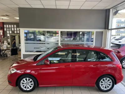 Gebraucht Mercedes B180 122 PS (89 kW) 2014 Rot Van / Kleinbus