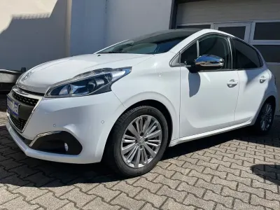 Gebraucht Peugeot 208 Signature Sky 82 PS (60 kW) 2019 Weiß Kleinwagen