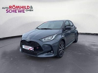 Neu Toyota Yaris Hybrid Sport 131 PS (96 kW) 2025 Andere (grau) Limousine