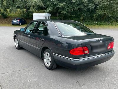 Mercedes E200
