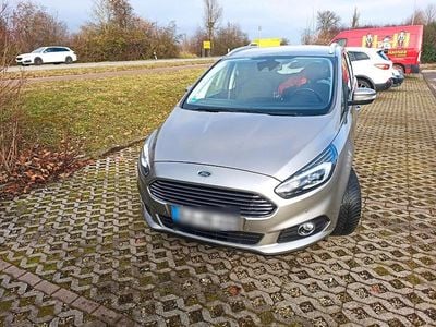 Grau Gebraucht 2018 Ford S-MAX Titanium Van / Kleinbus | 14.980 € (Fairer Preis)